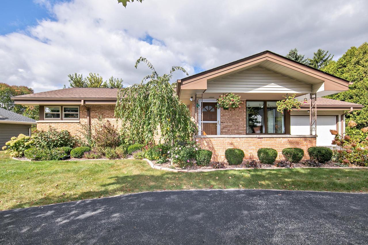 8539 N Manor Ln., Fox Point, WI 53217