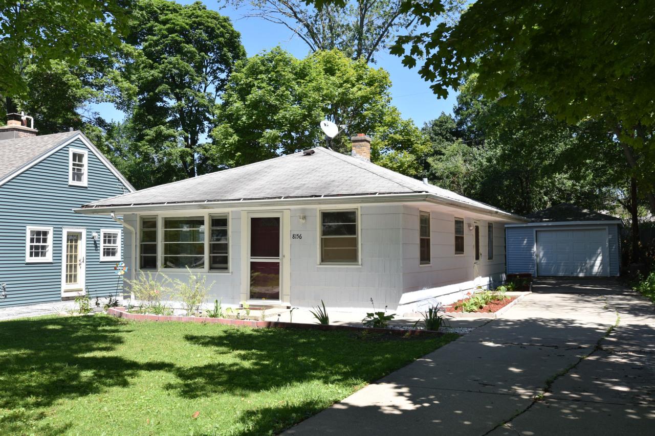 8156 N Seneca Rd, Fox Point, WI 53217