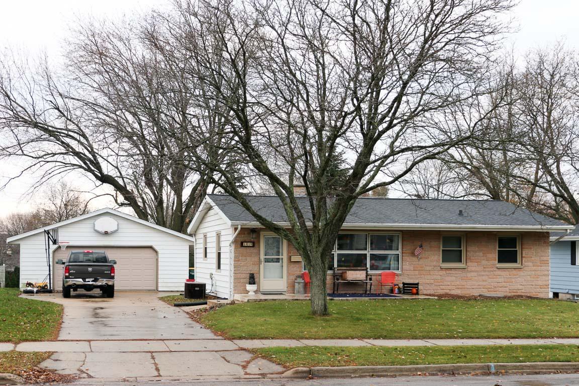 1419 Sherwood Pl, West Bend, WI 53090