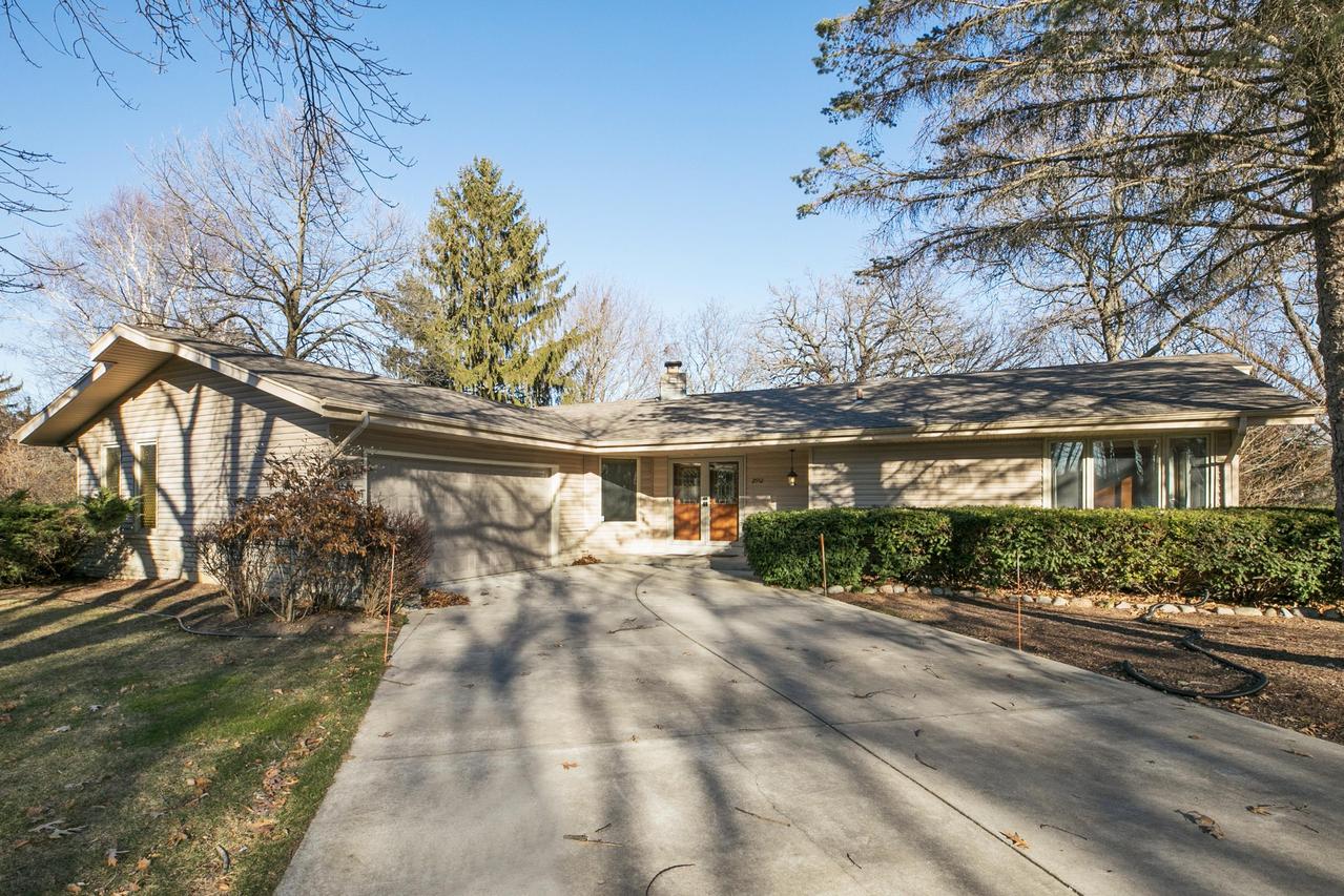 2552 W Wending Dr., Glendale, WI 53209