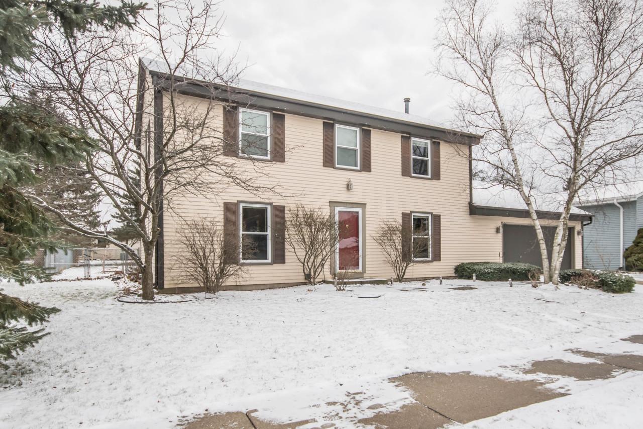 2123 Bonnie Ln, Waukesha, WI 53188