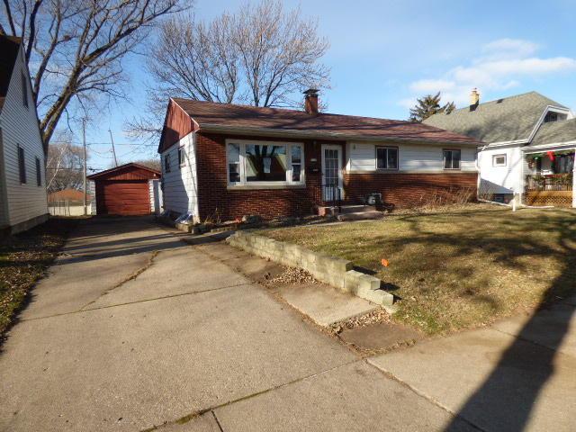2469 S 95th St, West Allis, WI 53227
