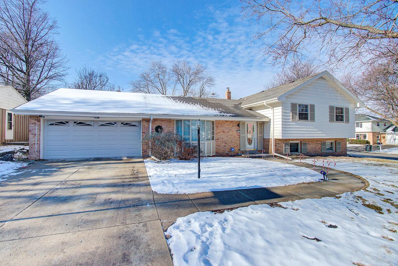 4685 N 109th St, Wauwatosa, WI 53225
