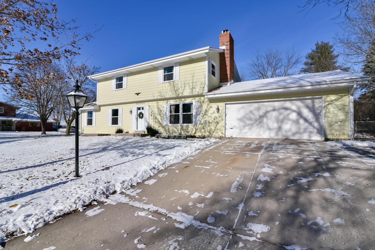 2336 Bramblewood Ct, Waukesha, WI 53188