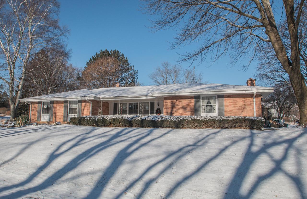 2510 W Dunwood Rd, Glendale, WI 53209