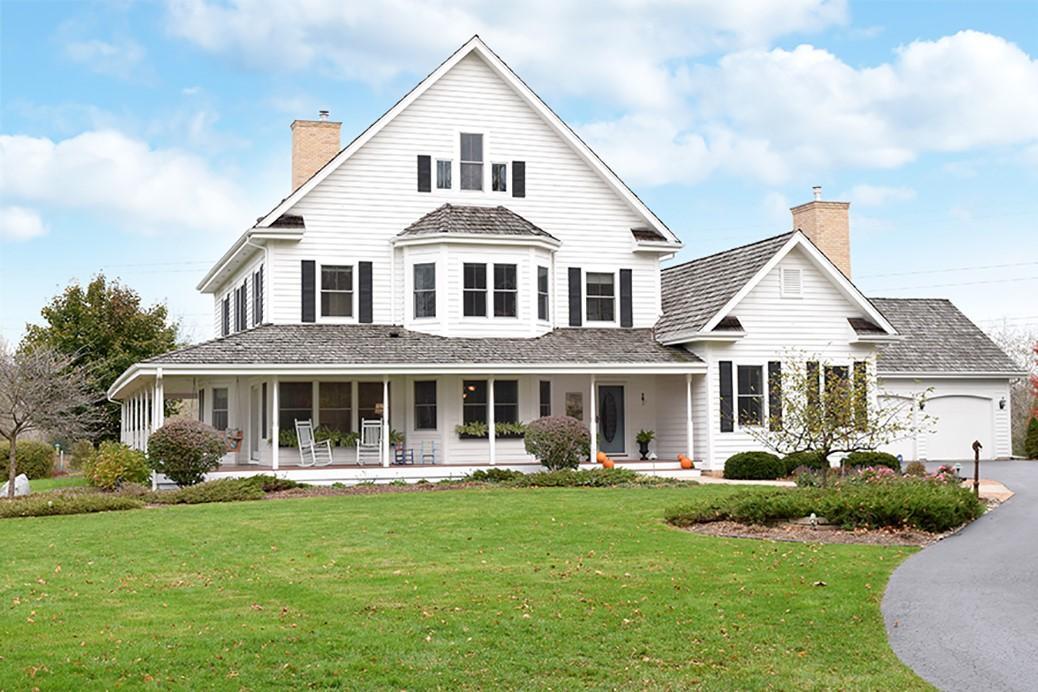 6848 W Ridgeview Ct, Mequon, WI 53092