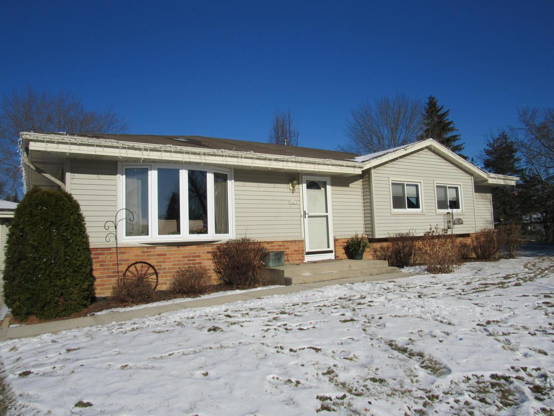 7463 S Highfield Ct, Oak Creek, WI 53154