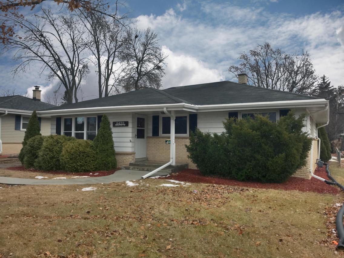 9433 W Grantosa Dr., Wauwatosa, WI 53222