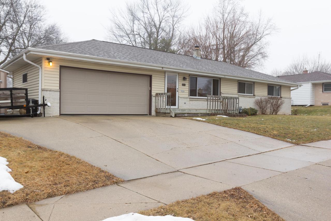 1214 Magnolia Dr, Waukesha, WI 53188
