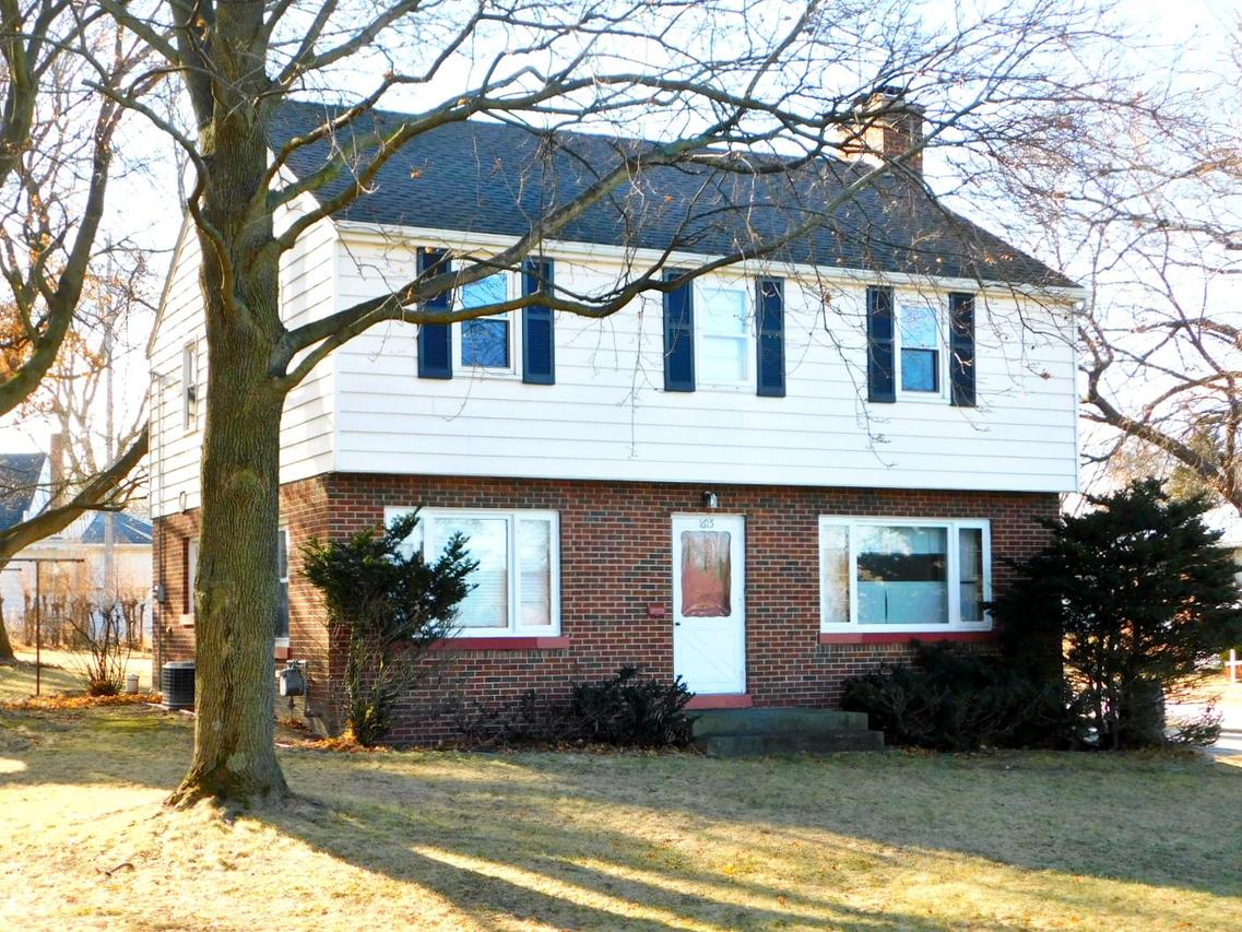 1615 Chestnut St, West Bend, WI 53095