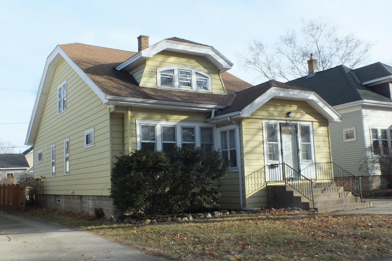 2128 N 69th St, Wauwatosa, WI 53213