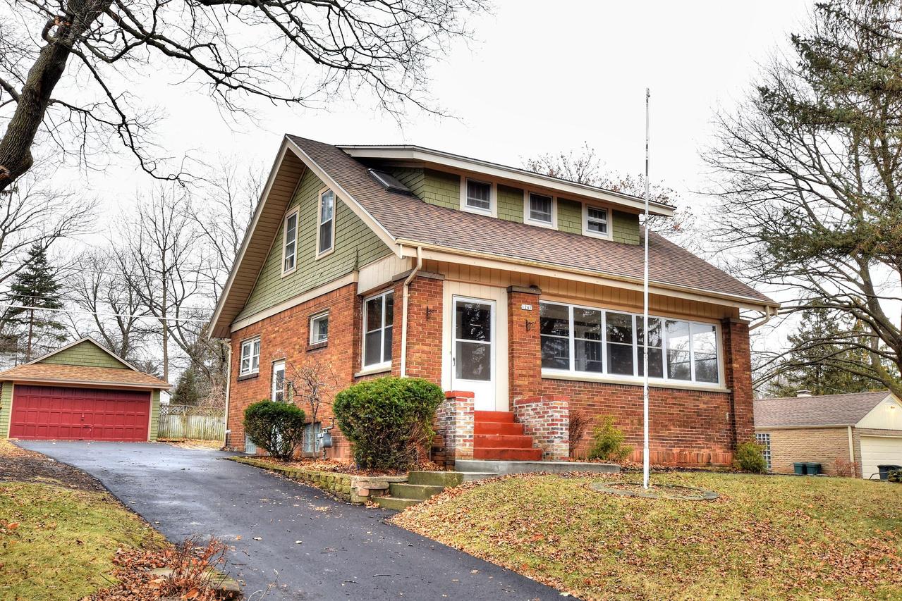 1249 N 120th St, Wauwatosa, WI 53226