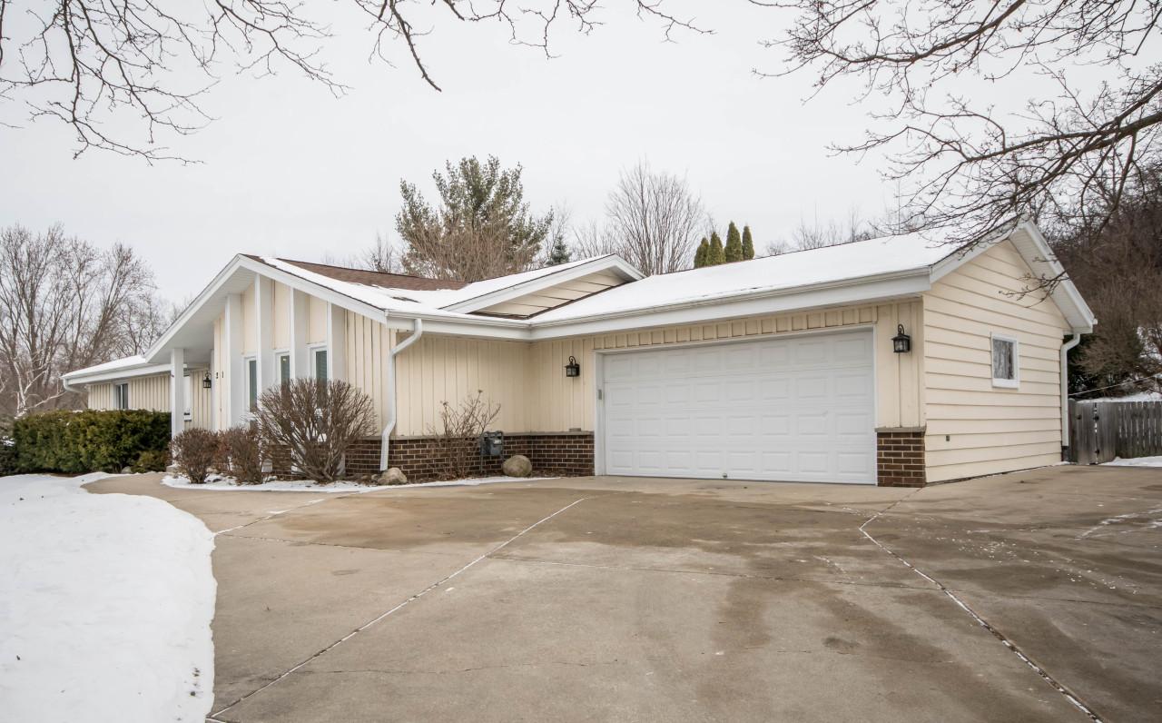 215 Mandan Dr, Waukesha, WI 53188