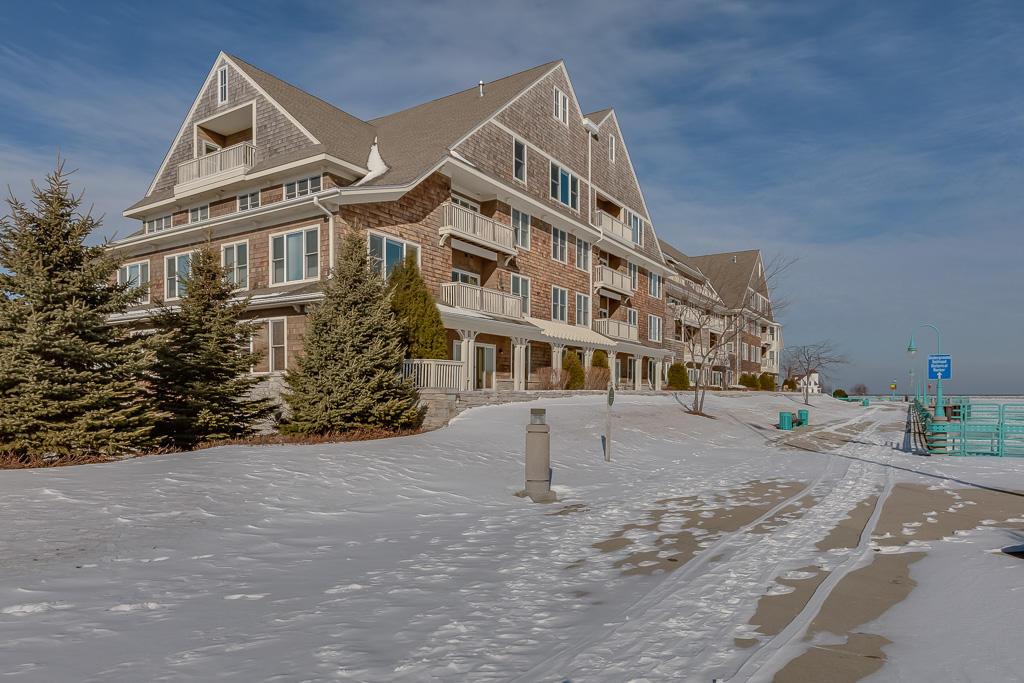 4 Gaslight Dr #305, Racine, WI 53403