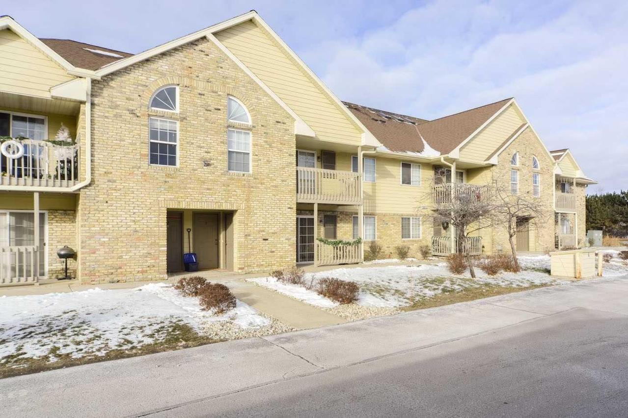 4821 Easy St ##3, Delafield, WI 53029