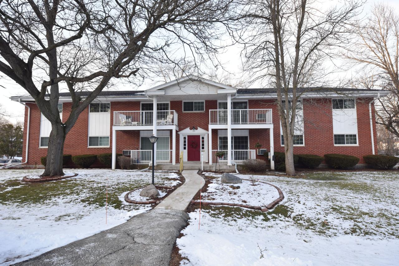 210 Williamsburg Dr, Thiensville, WI 53092