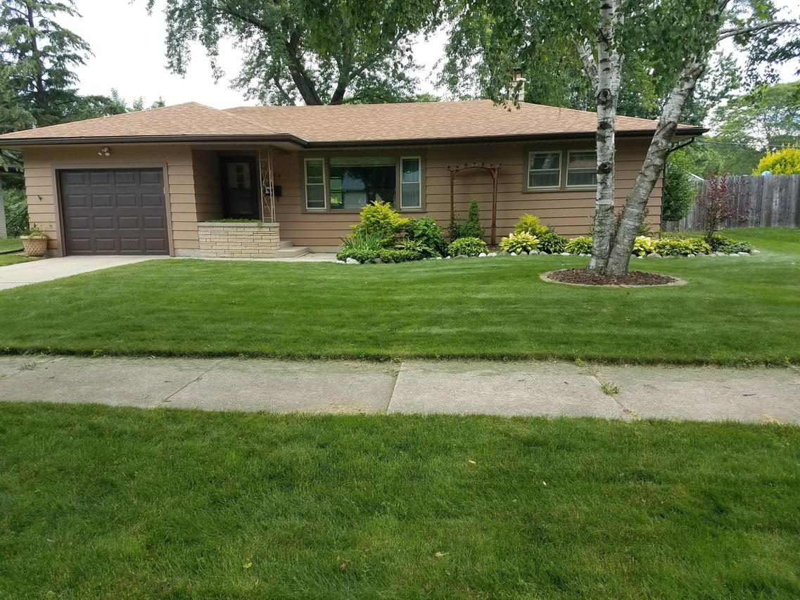 1358 Meadow Lark Ln, Waukesha, WI 53188