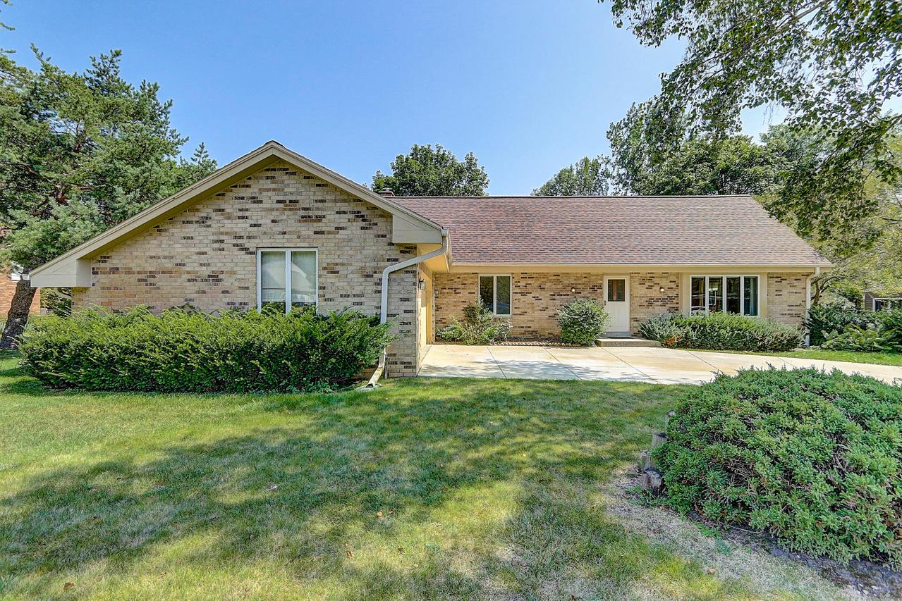 9814 N Melrose Ct, Mequon, WI 53097