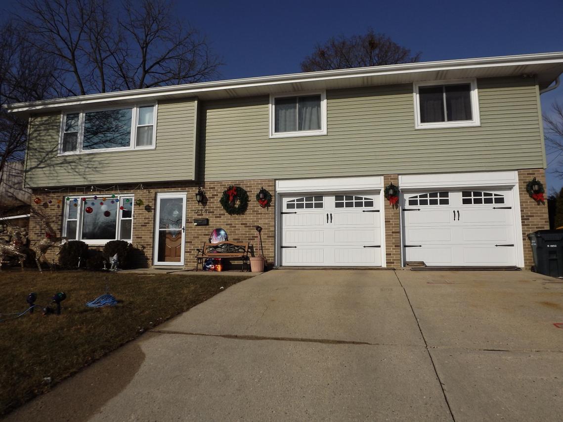 714 S Kuester Ln, West Bend, WI 53090