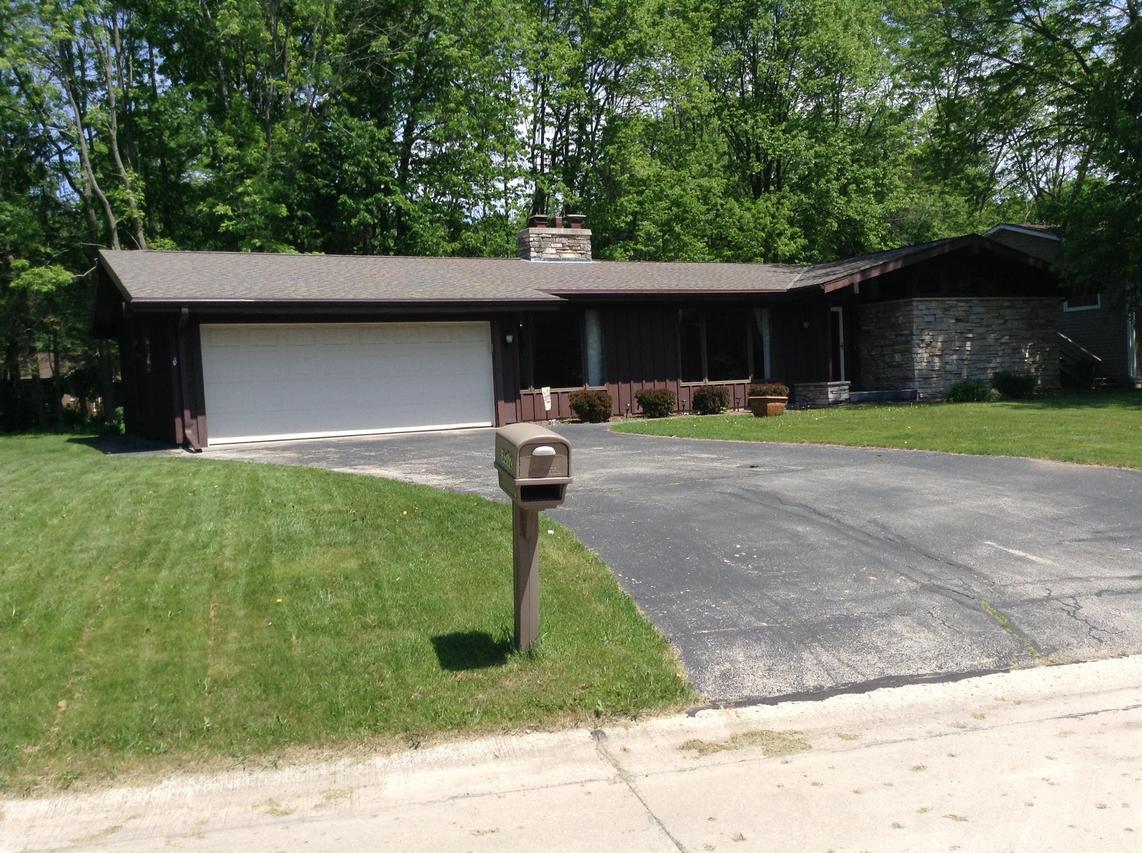 3302 Edgewood Rd., Manitowoc, WI 54220