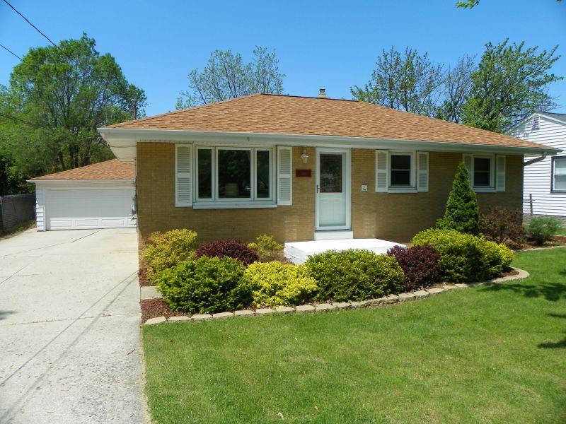 7349 S Pennsylvania Ave, Oak Creek, WI 53154