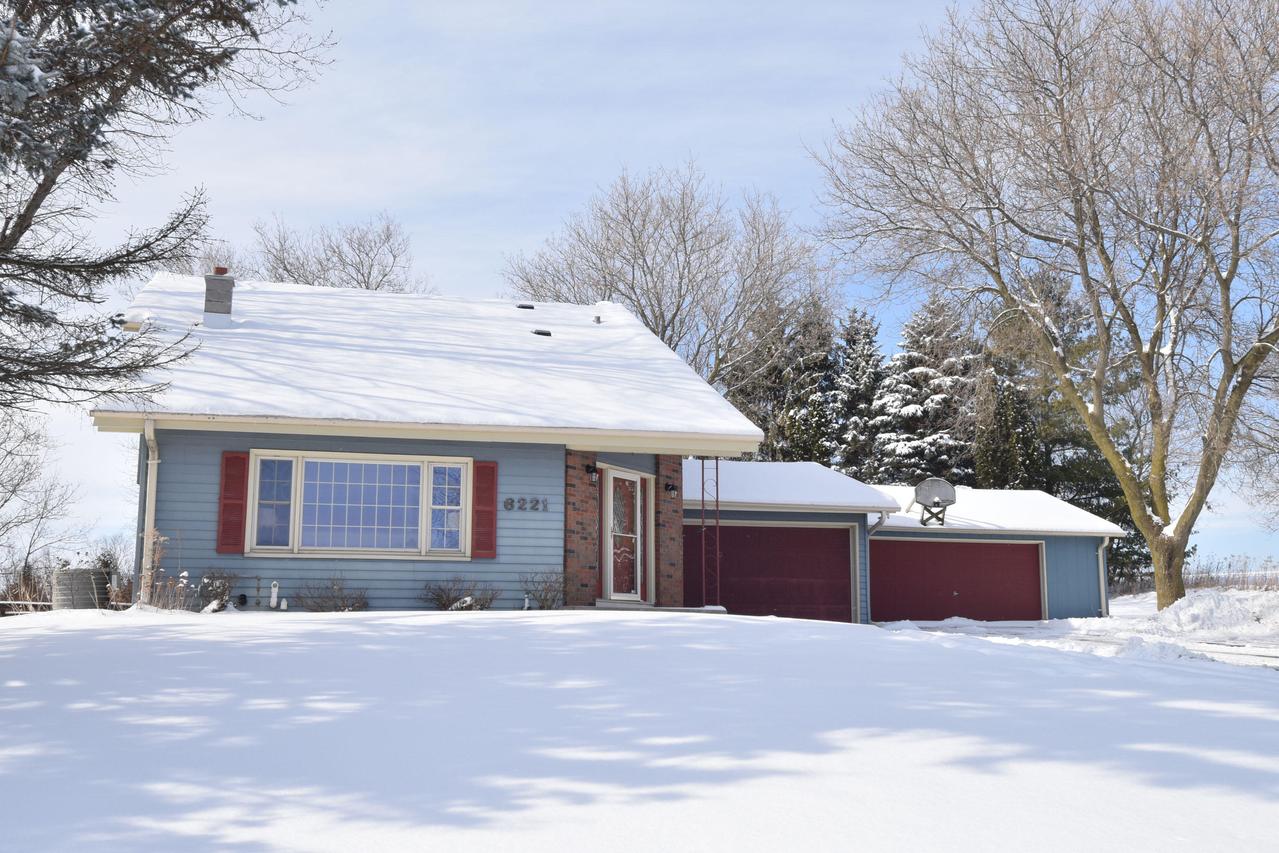 N6221 Clearview Dr, Fredonia, WI 53021