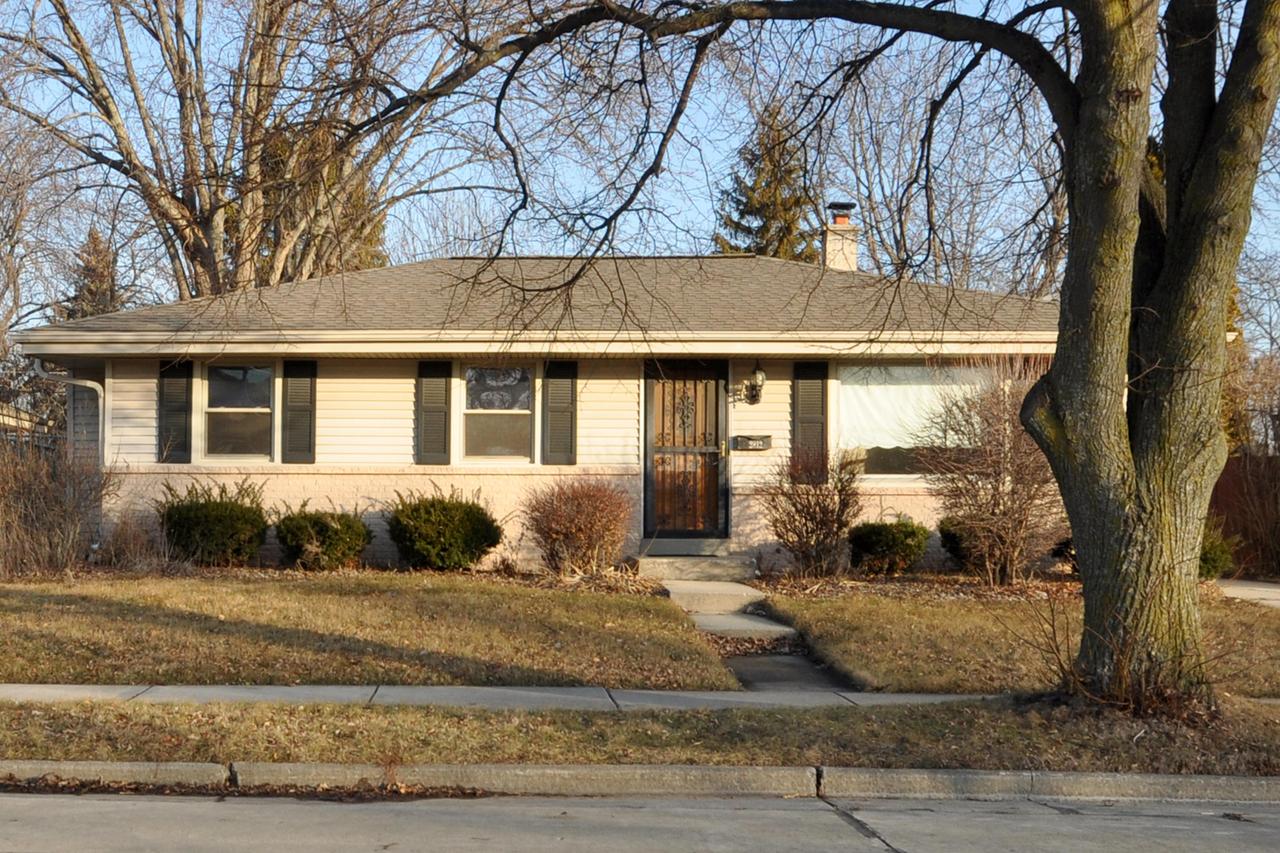 2812 Lincolnwood Dr, Racine, WI 53403