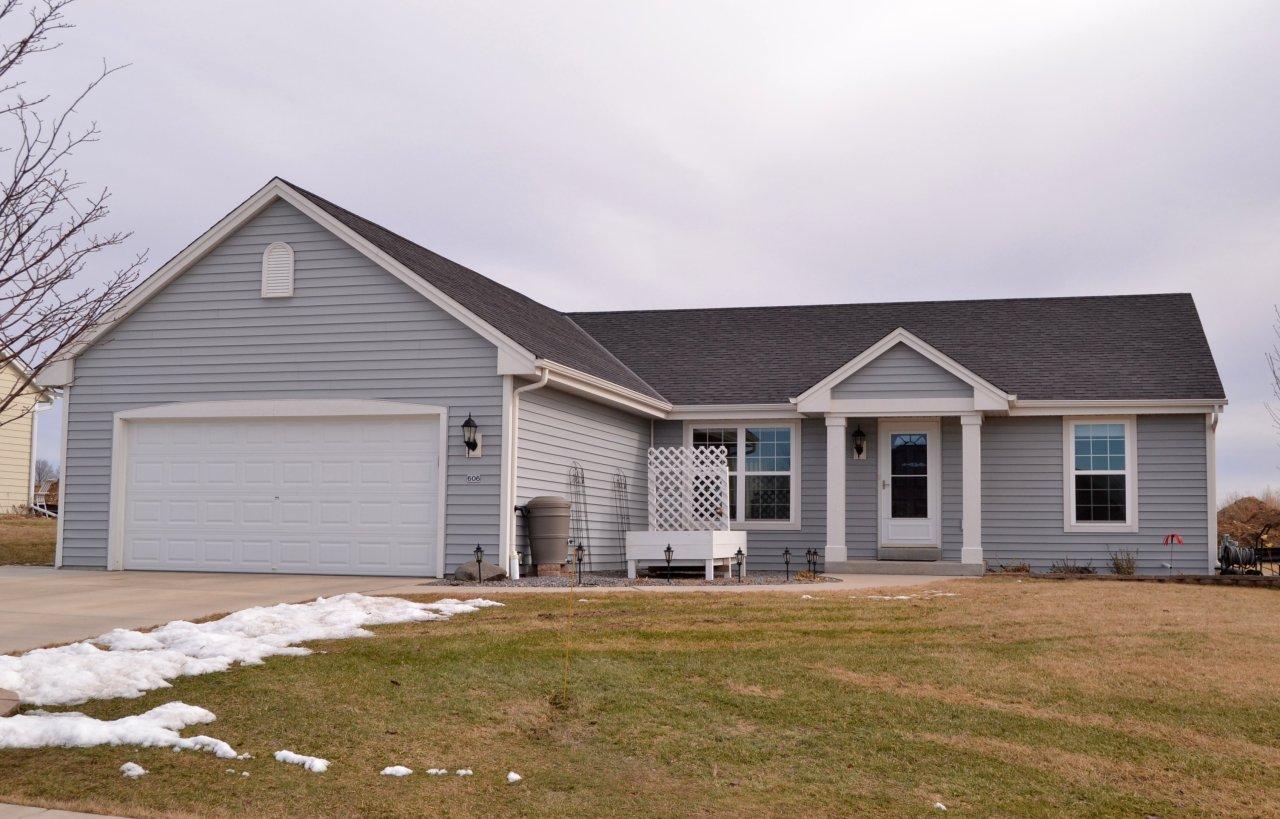 606 Lambert Dr., Slinger, WI 53086