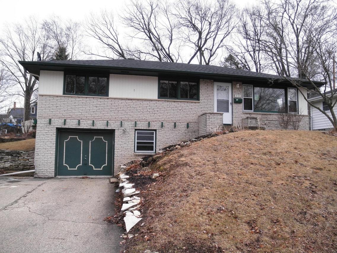 215 S Hine Ave, Waukesha, WI 53188