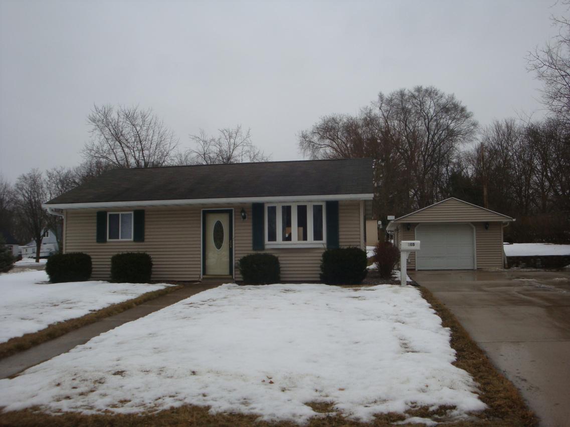 105 Hawthorn Dr, West Bend, WI 53095
