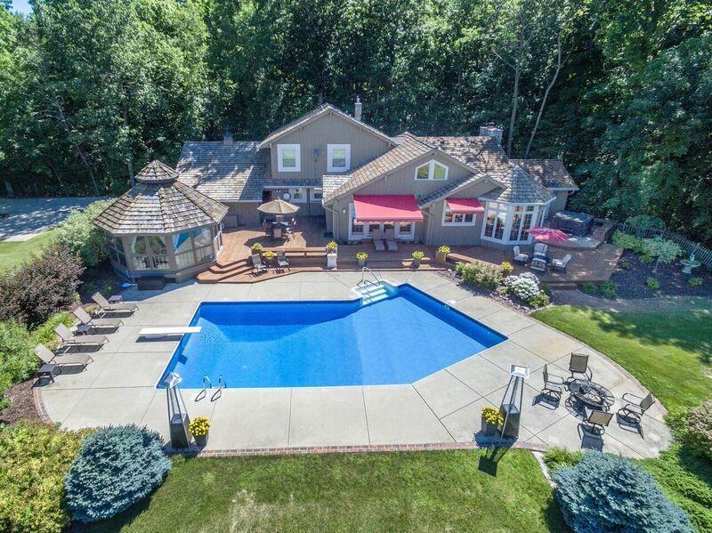 W209N9141 Scenic Dr, Menomonee Falls, WI 53051