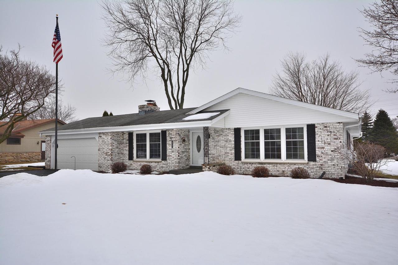 10381 W Cascade Dr, Franklin, WI 53132