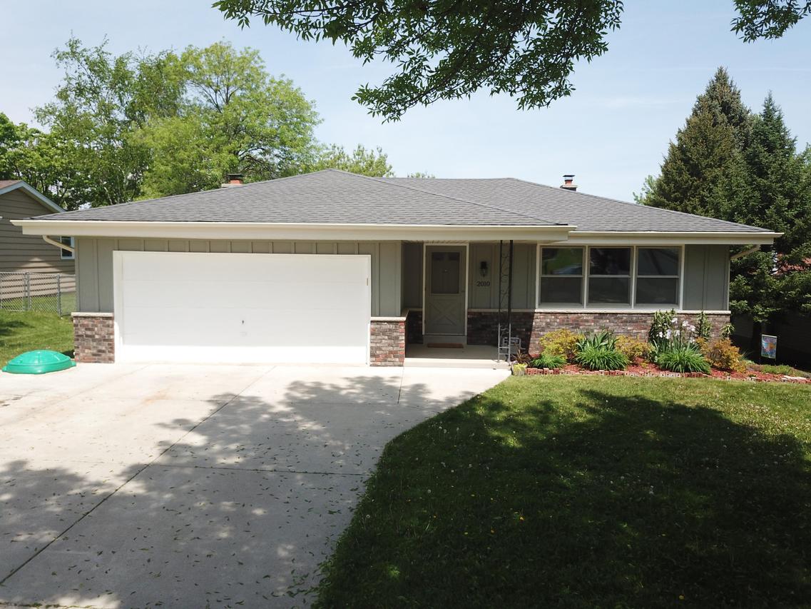 2010 Dixie Dr, Waukesha, WI 53189