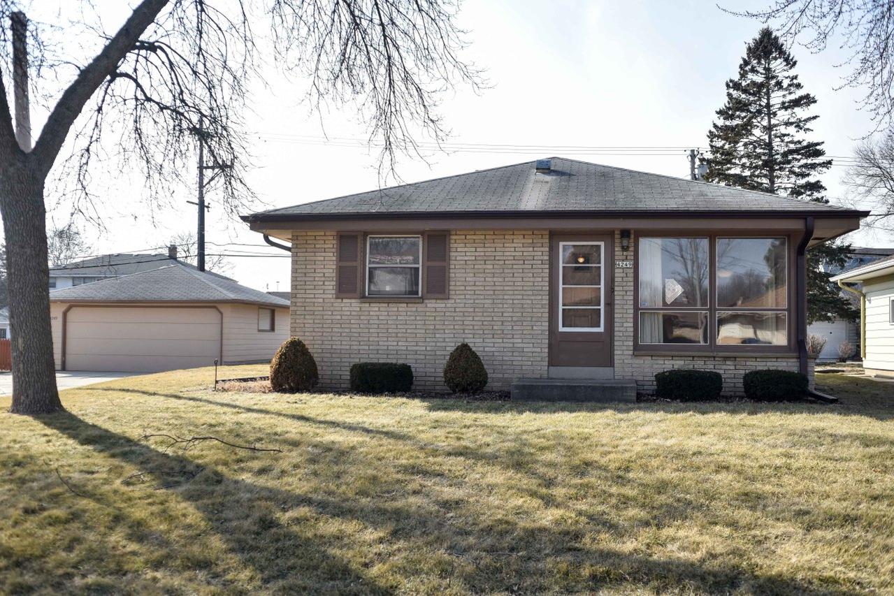 4249 N 99th St, Wauwatosa, WI 53222