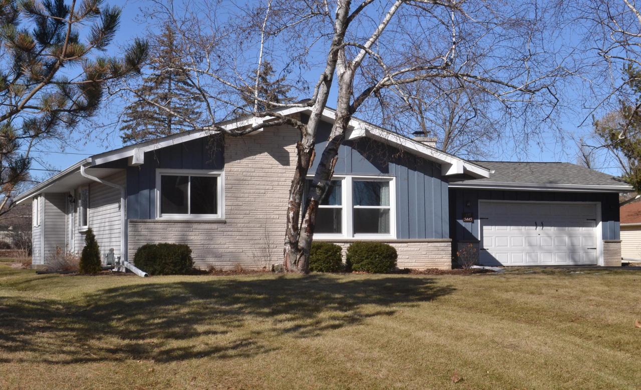 W155N5445 Balsam Dr, Menomonee Falls, WI 53051