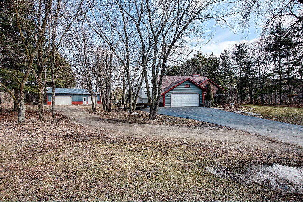 W377S10700 Betts Rd, Eagle, WI 53119