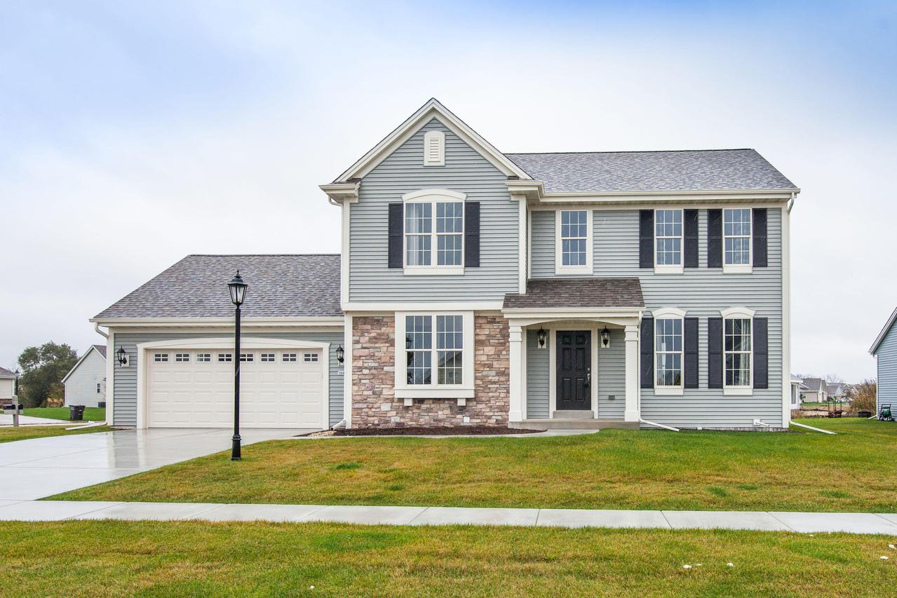 1643 Thomas Dr, East Troy, WI 53120