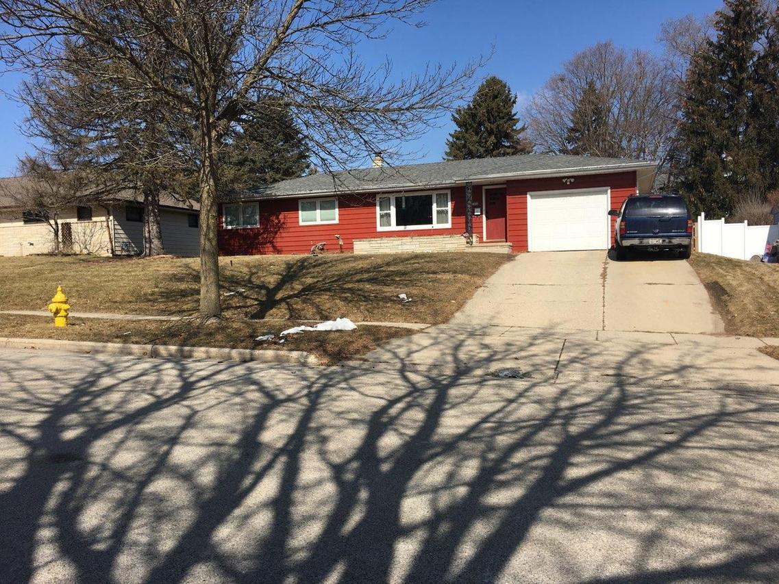 1006 Maitland Dr, Waukesha, WI 53188