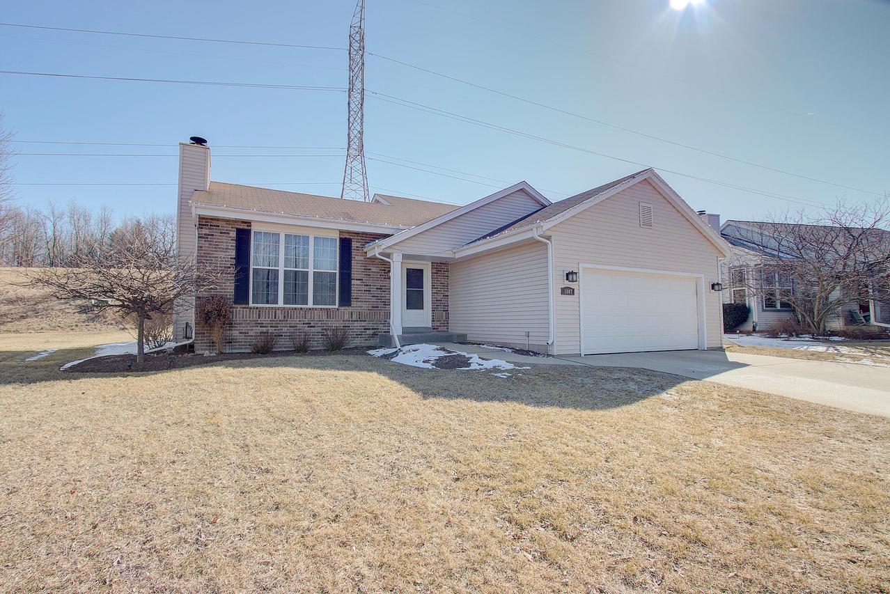 1807 Wexford Ln, Waukesha, WI 53186