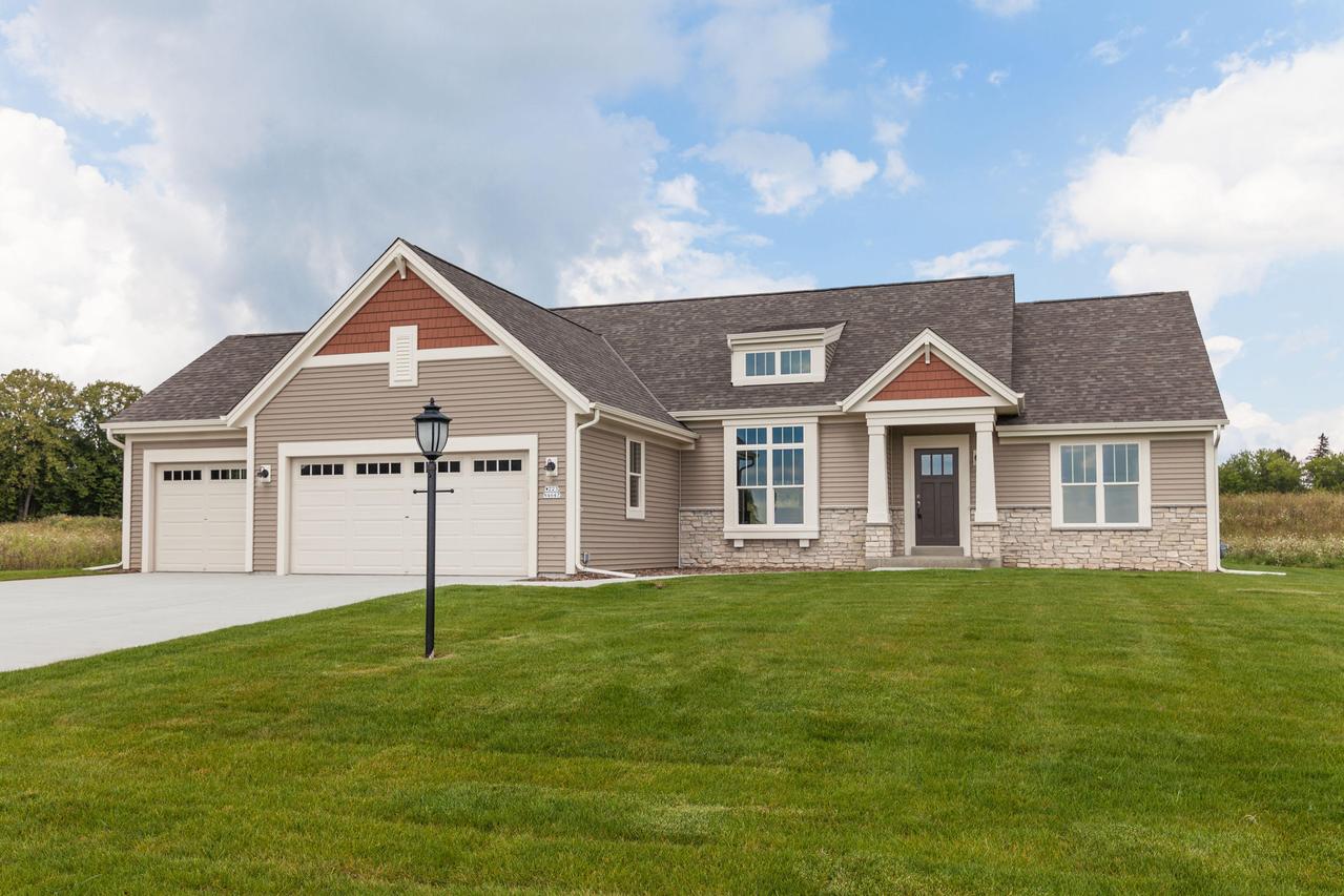 W223N4647 Seven Oaks Dr, Pewaukee, WI 53072