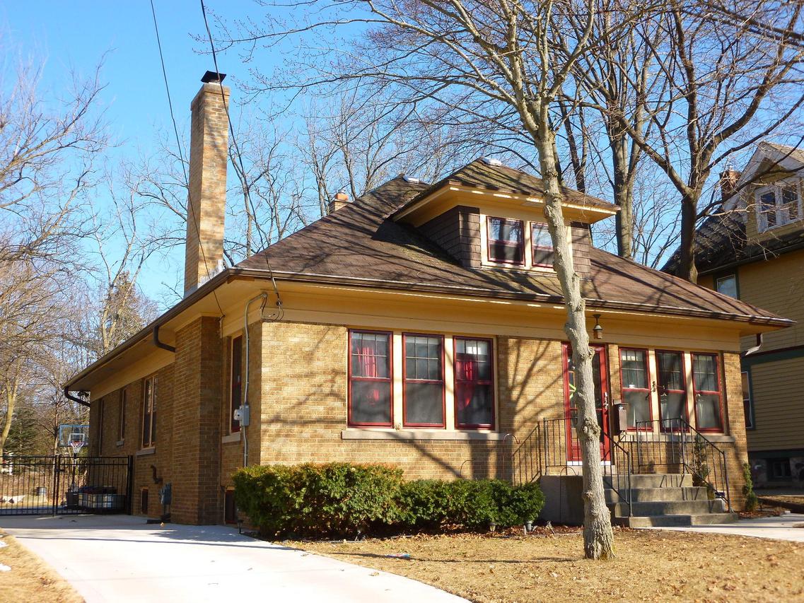 201 N James St, Waukesha, WI 53186