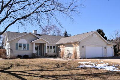 1000 Pawnee Ct, Fort Atkinson, WI 53538