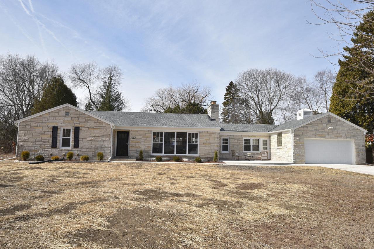 7863 N Links Cir, Fox Point, WI 53217