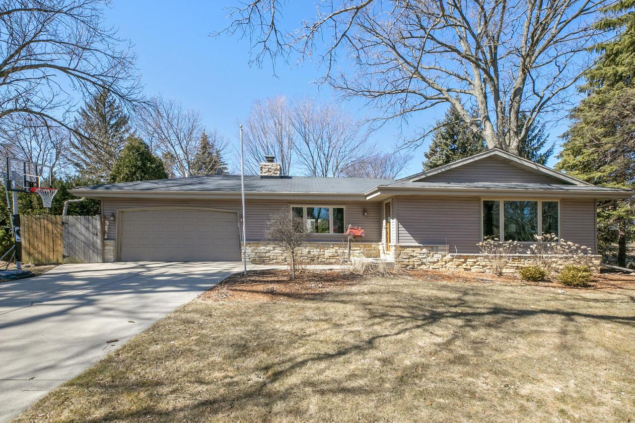 5269 S 20th St, Milwaukee, WI 53221