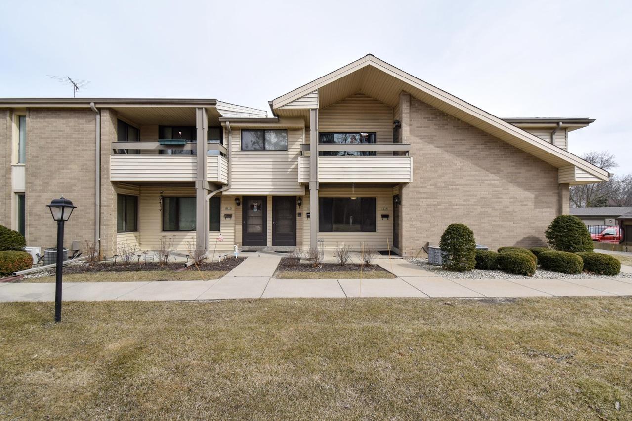 1619 S Carriage Ln., New Berlin, WI 53151
