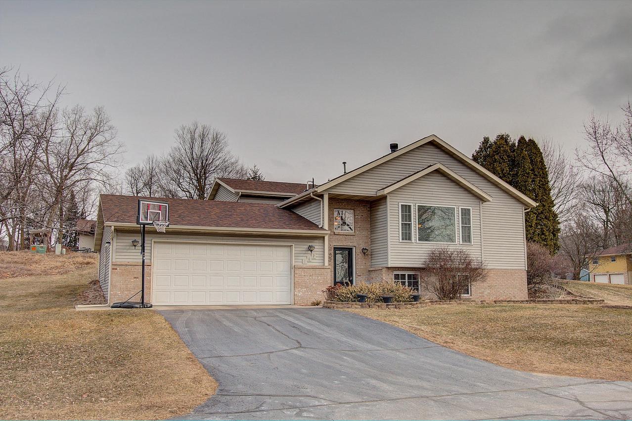 102 Manor Ct, Slinger, WI 53086
