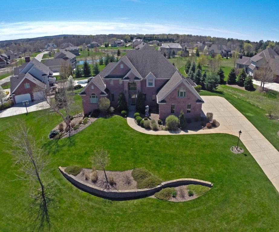 2165 Carriage Hills, Delafield, WI 53018