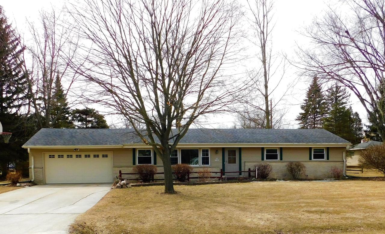 N50W17803 Greenview Ave, Menomonee Falls, WI 53051