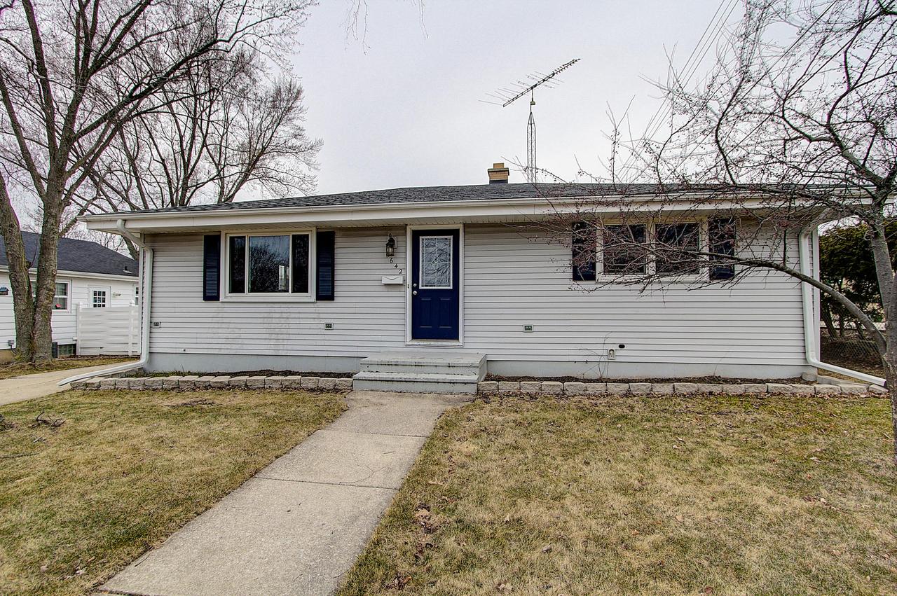 5642 Pershing Blvd, Kenosha, WI 53144