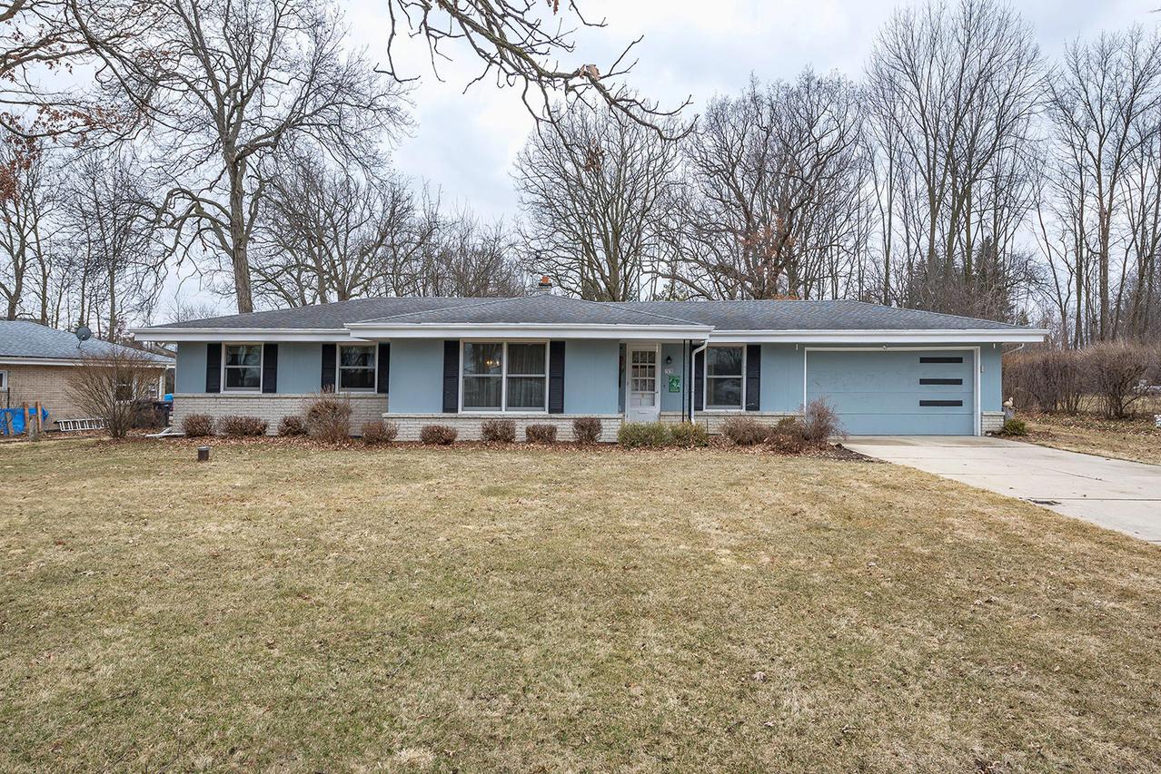 2975 S Sandra Ln, New Berlin, WI 53151